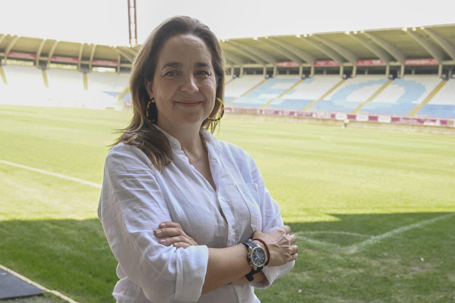 La Cultural Leonesa ha mejorado "entre un 30 y 40 por ciento el límite salarial fijado inicialmente, ha confirmado en entrevista concedida a EFE la consejera delegada de la entidad, Natividad "Natichu" Alvarado (en la imagen). De esta manera, a pesar de ser un equipo recién ascendido a LaLiga Hypermotion y que, por tanto, figurará entre los que cuenten con un límite salarial más bajo ha podido, según reiteró, "partir en una menor desventaja de la que se preveía en un principio" con el respaldo, entre otros apartados, de la propia afición que va a lograr superar su registro de abonados para situarse en el límite máximo establecido de 10.000. EFE/ J.casares