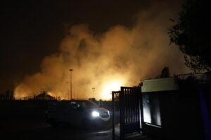 El incendio que se ha declarado en la tarde de este lunes en la localidad madrileña de Tres Cantos, a las puertas de la Planta de tratamiento de aguas E.D.A.R.. El incendio ha obligado a desalojar dos urbanizaciones próximas al fuego, las de Soto de Viñuelas y Fuente El Fresno, y la UME se ha incorporado a su extinción, en la que trabajan 23 dotaciones de bomberos de la Comunidad de Madrid y 11 del Ayuntamiento de la capital. EFE/Mariscal