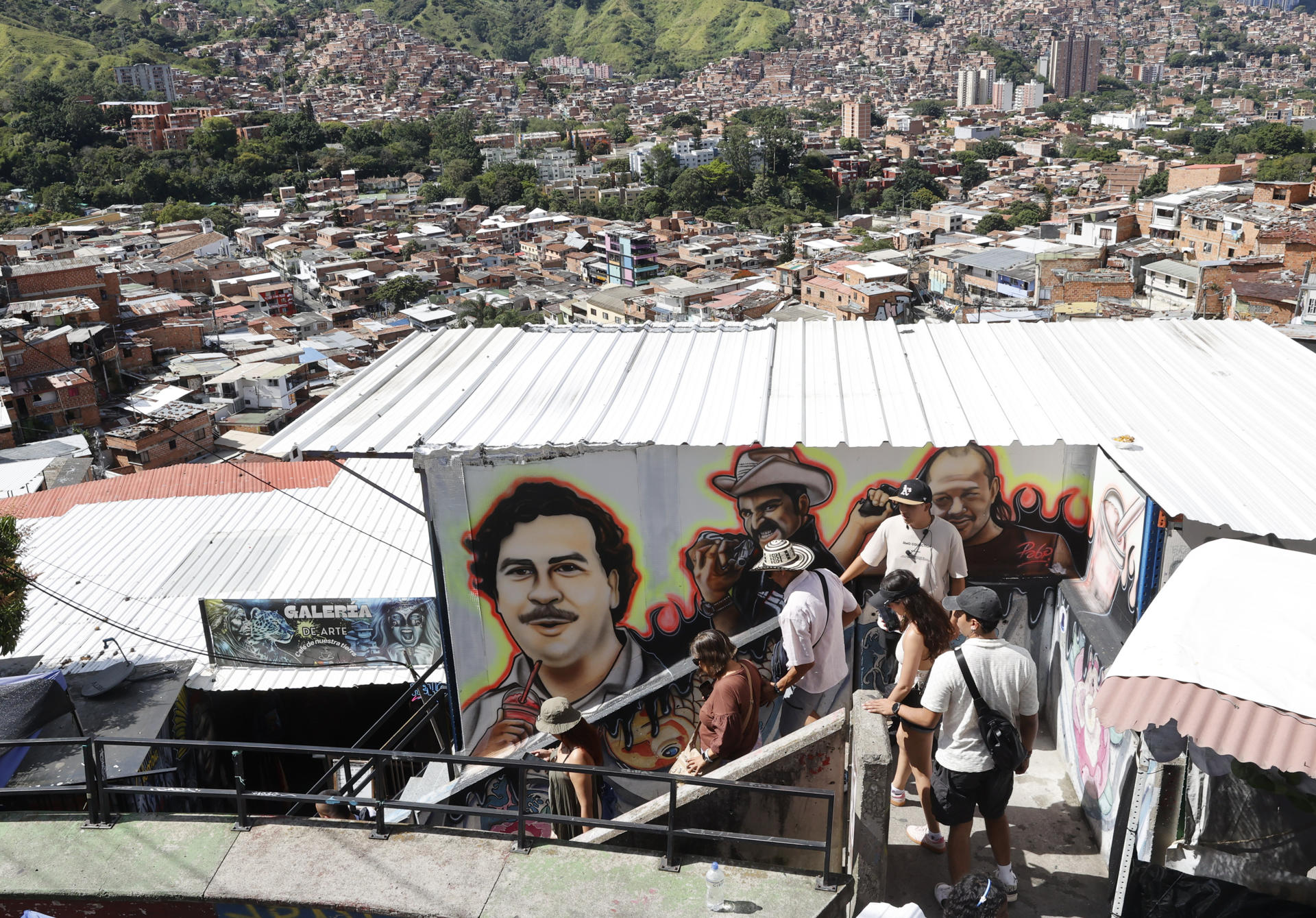Fotografía del 11 de agosto de 2025 de turistas recorriendo la Comuna 13 en Medellín (Colombia). EFE/ Mauricio Dueñas Castañeda