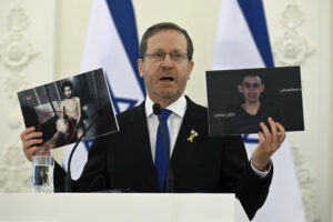El presidente israelí, Isaac Herzog, durante su visita a Letonia, muestra fotografías de uno de los rehenes en manos de Hamás, Evyatar David, que cuenta con orígenes en ese mismo país báltico. Herzog acusó este lunes a las Naciones Unidas de retrasar la entrega de la ayuda humanitaria que, según aseguró, Israel está permitiendo entrar en Gaza y denunció que el grupo islamista palestino Hamás está realizando alegaciones falsas con respecto a la situación humanitaria en el enclave. EFE/GPO/Haim Zach -SOLO USO EDITORIAL/SOLO DISPONIBLE PARA ILUSTRAR LA NOTICIA QUE ACOMPAÑA (CRÉDITO OBLIGATORIO)-