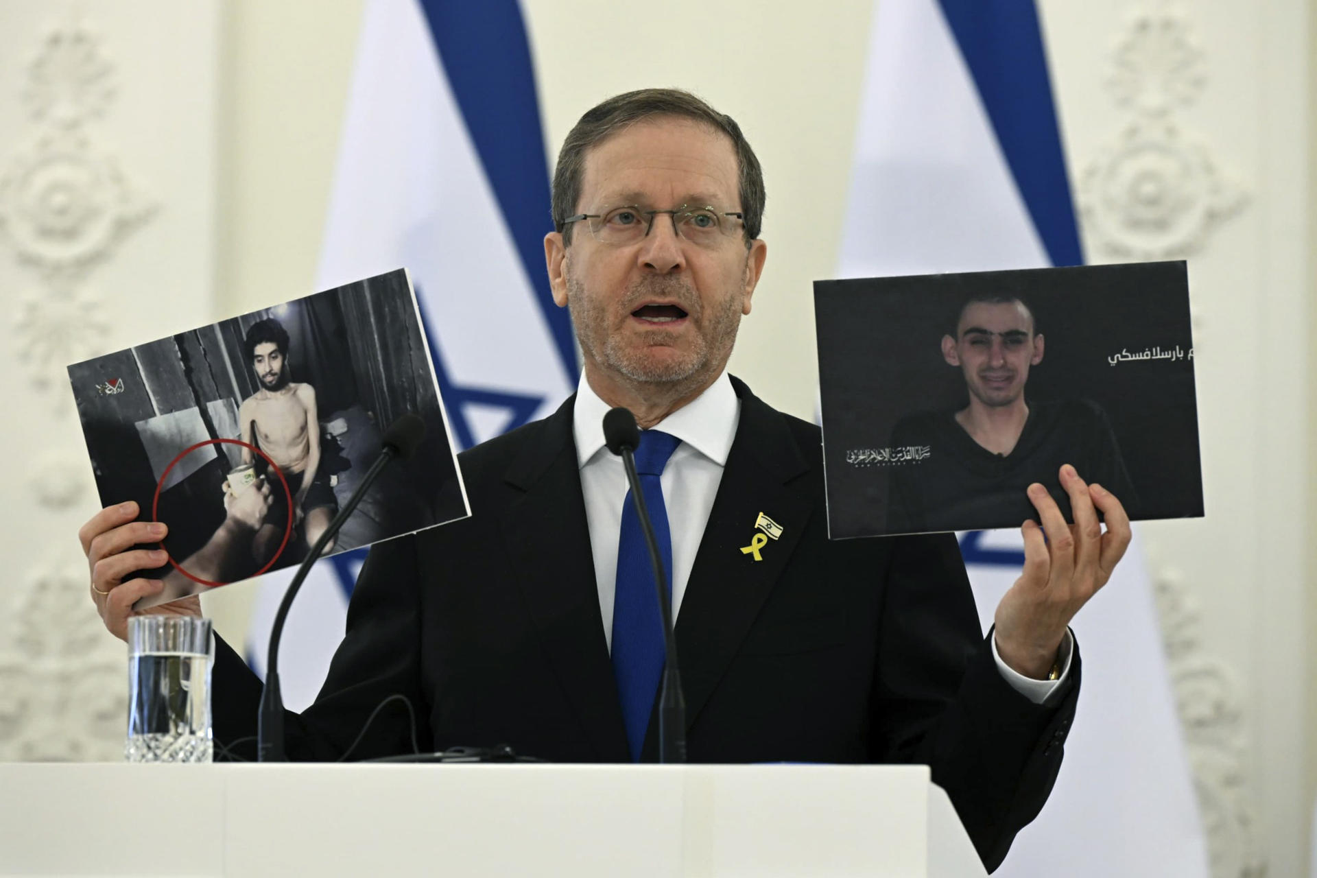 El presidente israelí, Isaac Herzog, durante su visita a Letonia, muestra fotografías de uno de los rehenes en manos de Hamás, Evyatar David, que cuenta con orígenes en ese mismo país báltico. Herzog acusó este lunes a las Naciones Unidas de retrasar la entrega de la ayuda humanitaria que, según aseguró, Israel está permitiendo entrar en Gaza y denunció que el grupo islamista palestino Hamás está realizando alegaciones falsas con respecto a la situación humanitaria en el enclave. EFE/GPO/Haim Zach -SOLO USO EDITORIAL/SOLO DISPONIBLE PARA ILUSTRAR LA NOTICIA QUE ACOMPAÑA (CRÉDITO OBLIGATORIO)-