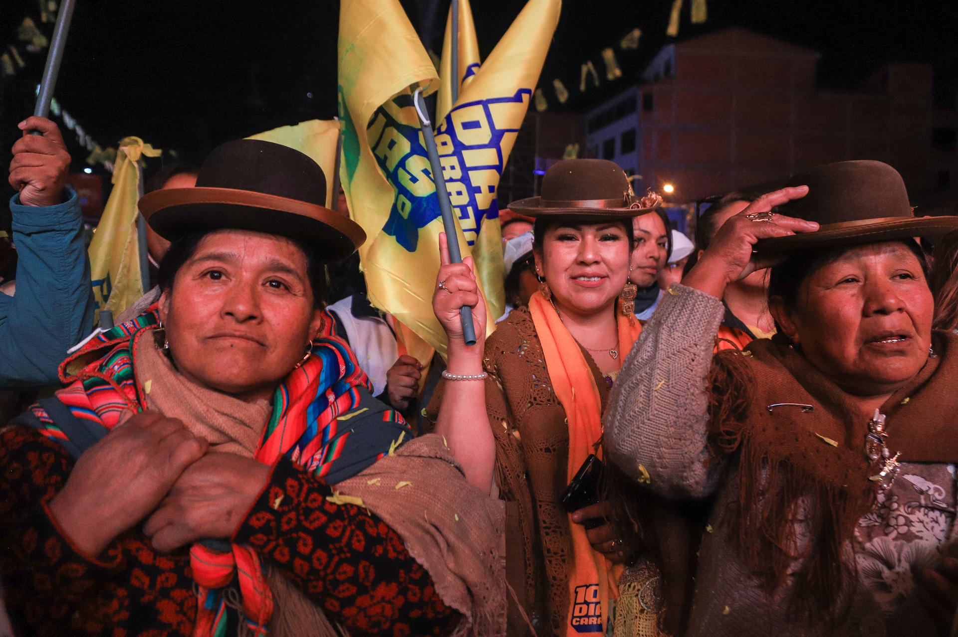 Un grupo de mujeres aimara fue captado este miércoles, 13 de agosto, durante el cierre de campaña del candidato a la Presidencia de Bolivia por el partido Alianza Unidad, Samuel Doria Medina, en El Alto (Bolivia). EFE/ Gabriel Márquez
