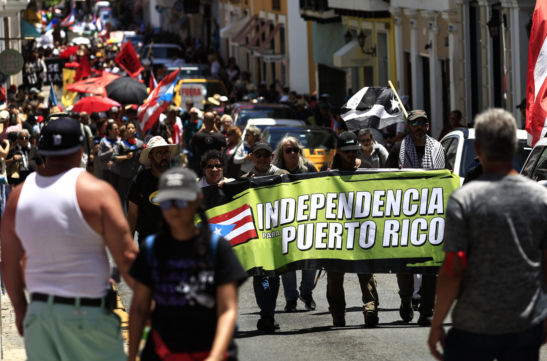 Personas participan este domingo durante una marcha desde el capitolio para reclamar la independencia para Puerto Rico, en San Juan (Puerto Rico). EFE/Thais Llorca