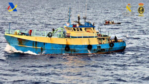 La Guardia Civil y el Servicio de Vigilancia Aduanera de la Agencia Tributaria han interceptado en aguas internacionales al oeste de Canarias un buque tipo remolcador, de nombre 'Sky White', que transportaba 3 toneladas de cocaína. La droga estaba repartida en 80 fardos ocultos en el interior de la nave, que presentaba un estado deplorable para la navegación, con serias deficiencias de seguridad que suponían un grave riesgo para la propia tripulación, conformada por cuatro nacionales de Bangladesh y uno de Venezuela, detenidos como presuntos autores de un delito de tráfico de drogas. EFE/Agencia Tributaria -SOLO USO EDITORIAL/SOLO DISPONIBLE PARA ILUSTRAR LA NOTICIA QUE ACOMPAÑA (CRÉDITO OBLIGATORIO)-