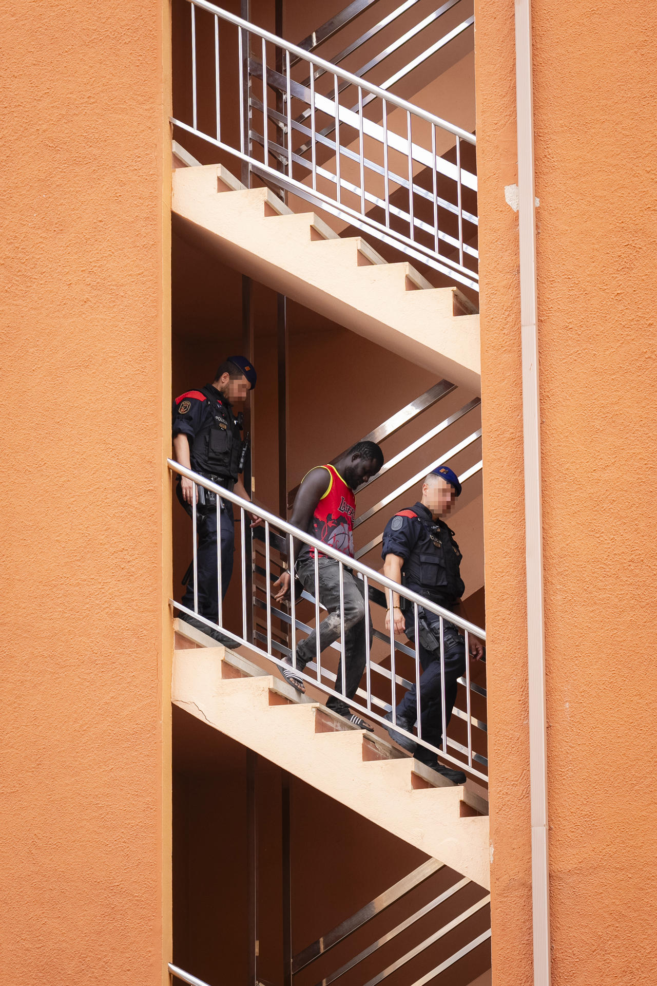 Un dispositivo conjunto formado por unos 250 agentes de los Mossos d'Esquadra, Guardia Civil, Policía Nacional y Policía Local de Roses (Girona) se ha activado a primera hora de la mañana en esta localidad de la Costa Brava para desmantelar una red dedicada al 'top manta'.EFE/ David Borrat