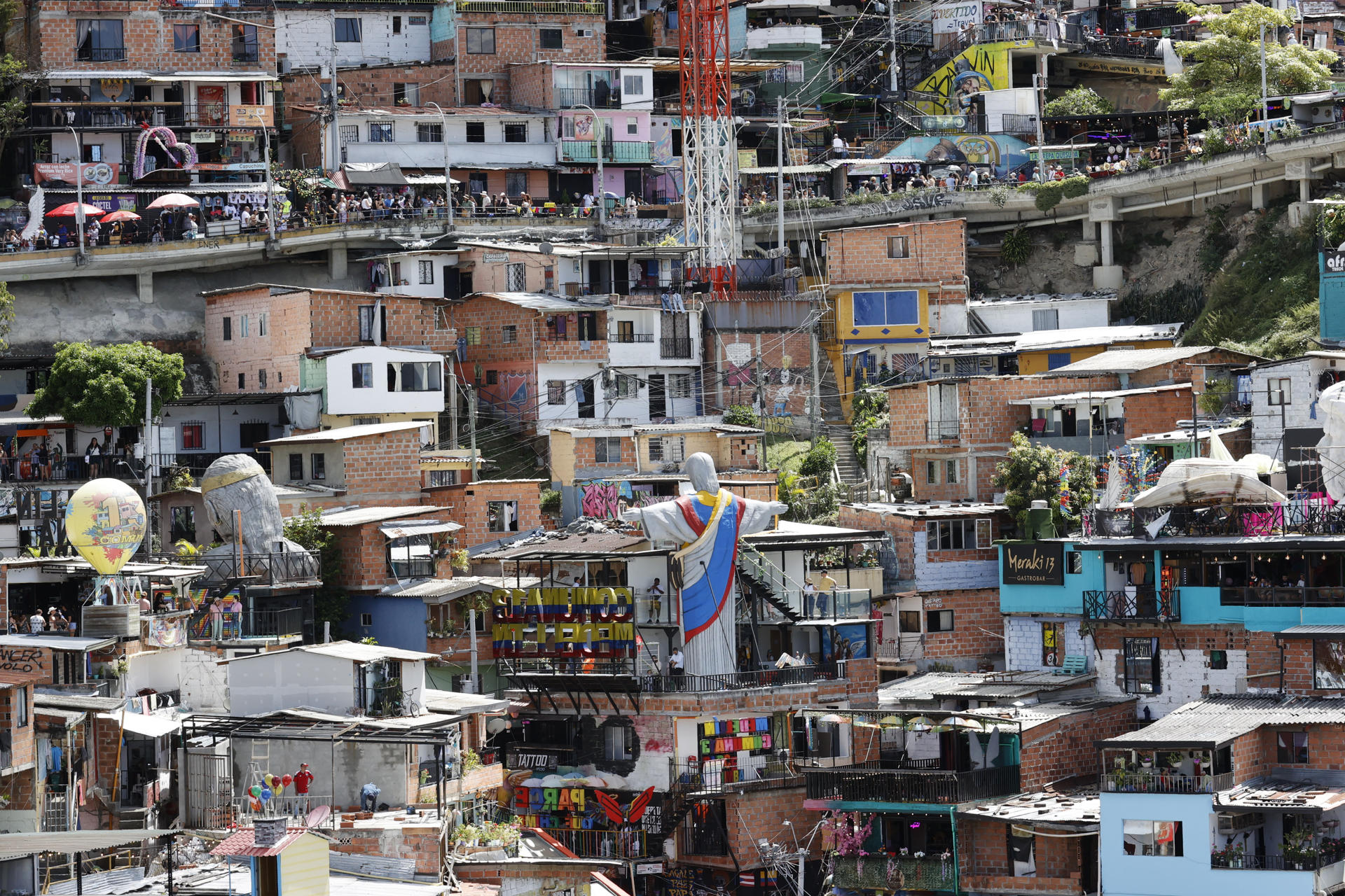 Fotografía del 11 de agosto de 2025 de una zona turística de la Comuna 13 en Medellín (Colombia). EFE/ Mauricio Dueñas Castañeda