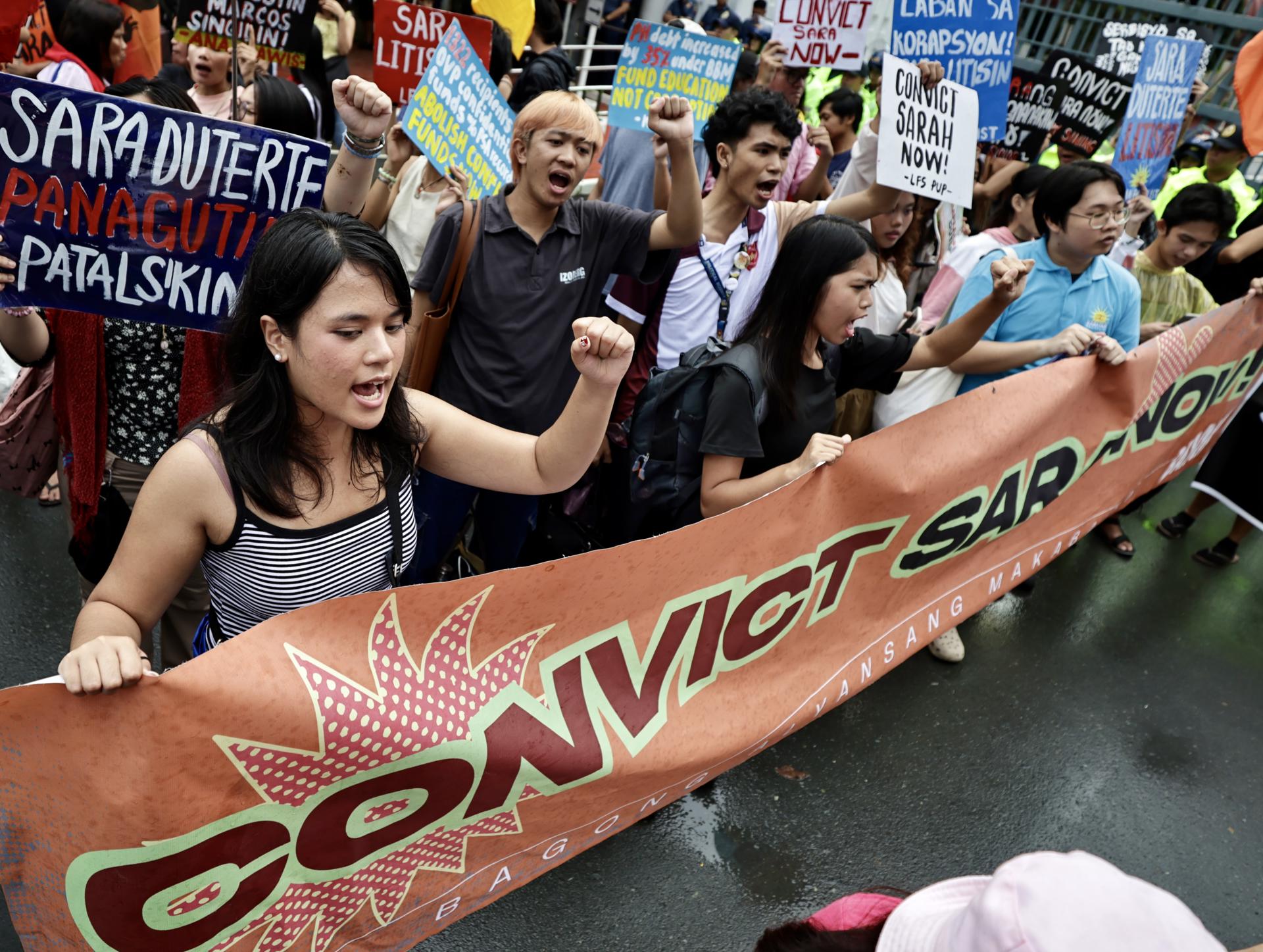 Filipinos realizan una manifestación exigiendo el impeachment de la vicepresidenta Sara Duterte frente al Senado filipino en Manila, Filipinas, el 6 de agosto de 2025. Los manifestantes pidieron tanto a la Corte Suprema de Filipinas como al Senado que cumplan con sus deberes constitucionales y no bloqueen la denuncia por impeachment contra la vicepresidenta Sara Duterte. (Protestas, Filipinas) EFE/EPA/FRANCIS R. MALASIG