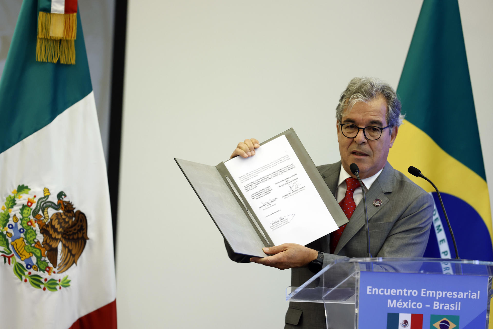 El presidente de la Agencia Brasileña de Promoción de Exportaciones y Atracción de Inversiones (Apex-Brasil) Jorge Viana, participa durante la clausura del Encuentro Empresarial México–Brasil este miércoles en Ciudad de México (México). EFE/Sáshenka Gutiérrez
