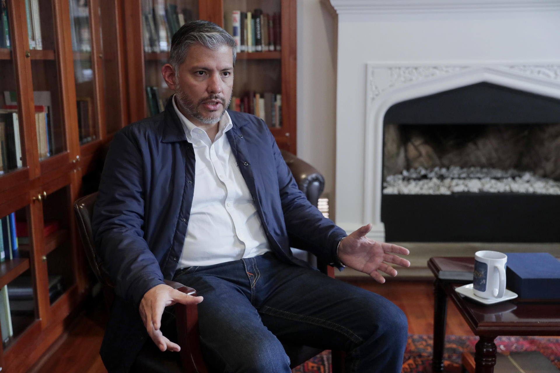 El director ejecutivo del Instituto de Ciencia Política (IPC), Carlos Augusto Chacón, habla en entrevista con EFE el 1 de agosto de 2025, en Bogotá (Colombia). EFE/ Carlos Ortega