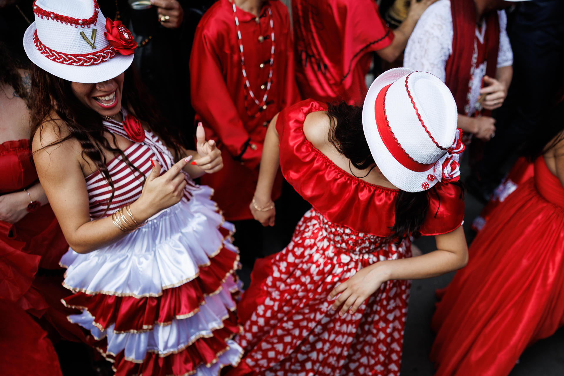 Personas participan en la "Marcha de Exu", un homenaje a uno de los principales orishas de la umbanda y el candomblé este domingo, en Sao Paulo (Brasil). EFE/ Isaac Fontana