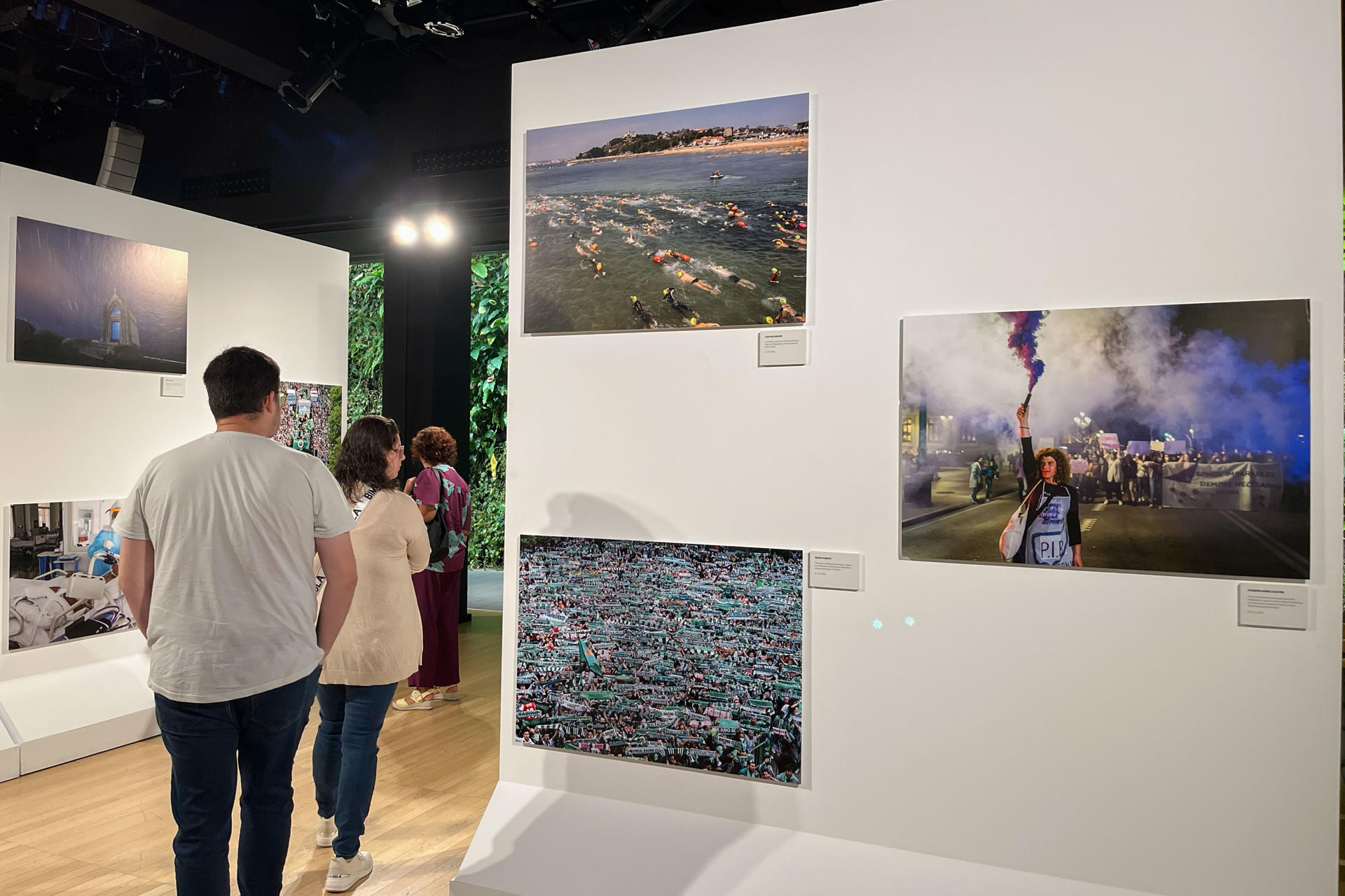 La Asociación de Fotoperiodistas de Cantabria muestra en Santander 25 años de la historia de la ciudad con una muestra de 30 imágenes con la que además quieren reivindicar la profesión y su labor "necesaria". EFE/Adriana Agüero