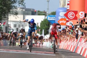 El israelí Rotem Tene superó este viernes al argentino Germán Nicolás Tivani en el esprint y se proclamó ganador de la octava etapa de la Vuelta a Portugal. EFE/EPA/TIAGO PETINGA