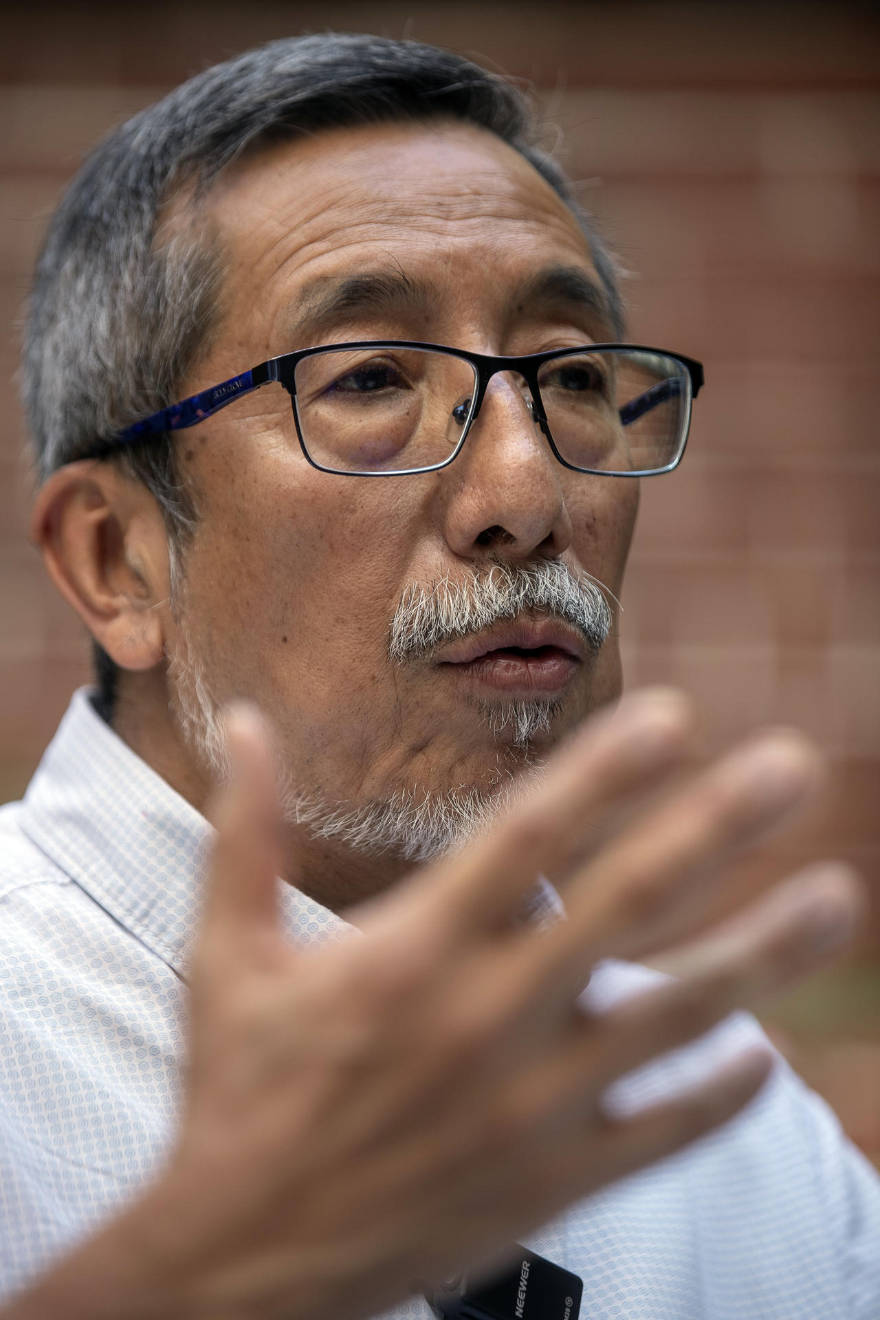El activista del Instituto Mexicano de Derechos Humanos y Democracia (IMDHD), Edgar Cortez, habla durante una entrevista con EFE este viernes, en Ciudad de México (México). EFE/ Isaac Esquivel