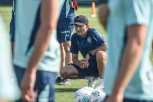 El entrenador del Athletic Club de Bilbao, Ernesto Valverde, durante el entrenamiento del pasado lunes en Lezama en preparación del duelo contra el Sevilla. EFE/Javier Zorrilla