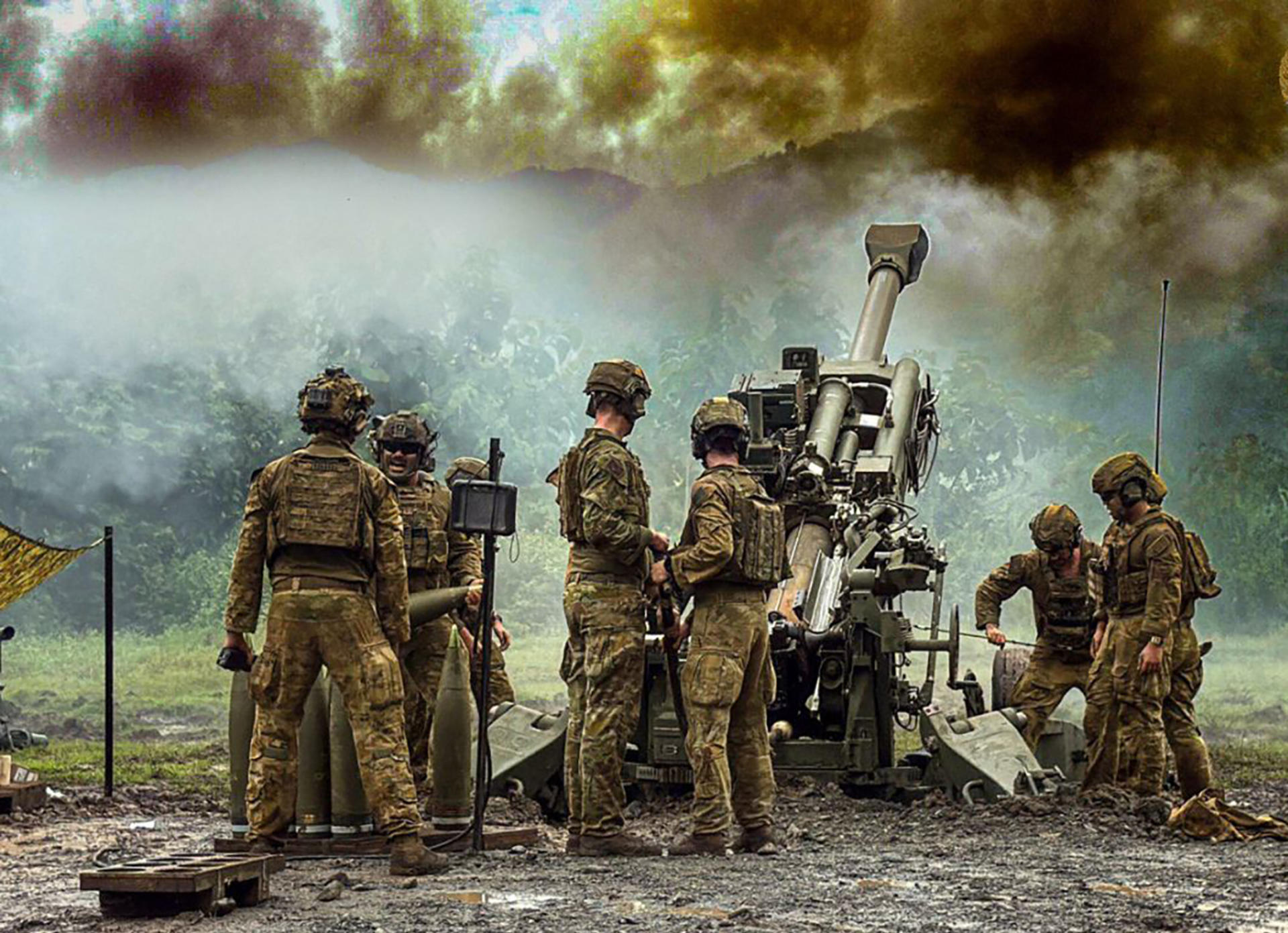 AME4307. NUEVA ÉCIJA (FILIPINAS), 28/08/2025.- Fotografía del 27 de agosto de 2025 de integrantes del ejercito australiano disparando un obús en Nueva Écija (Filipinas) como parte de los ejercicios militares entre las fuerzas armadas de Filipinas y Australia .Las fuerzas armadas de Filipinas y Australia finalizaron este viernes sus mayores ejercicios militares en el archipiélago, unas maniobras que incluyeron el despliegue de barcos de guerra en el arrecife de Scarborough disputado por China, entre las críticas de Pekín contra las "provocaciones e infracciones" por parte de Manila. EFE/ Fuerzas Armadas de Filipinas /SOLO USO EDITORIAL/NO VENTAS/SOLO DISPONIBLE PARA ILUSTRAR LA NOTICIA QUE ACOMPAÑA (CRÉDITO OBLIGATORIO)