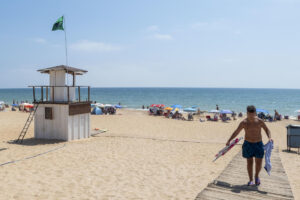 Vista de la playa de La Antilla, en Huelva, el 23 de agosto. EFE/ David Arjona