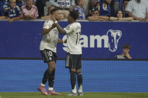 El delantero francés del Real Madrid Kylian Mbappé celebra con Rodrygo (d), tras marcar ante el Oviedo. EFE/Paco Paredes