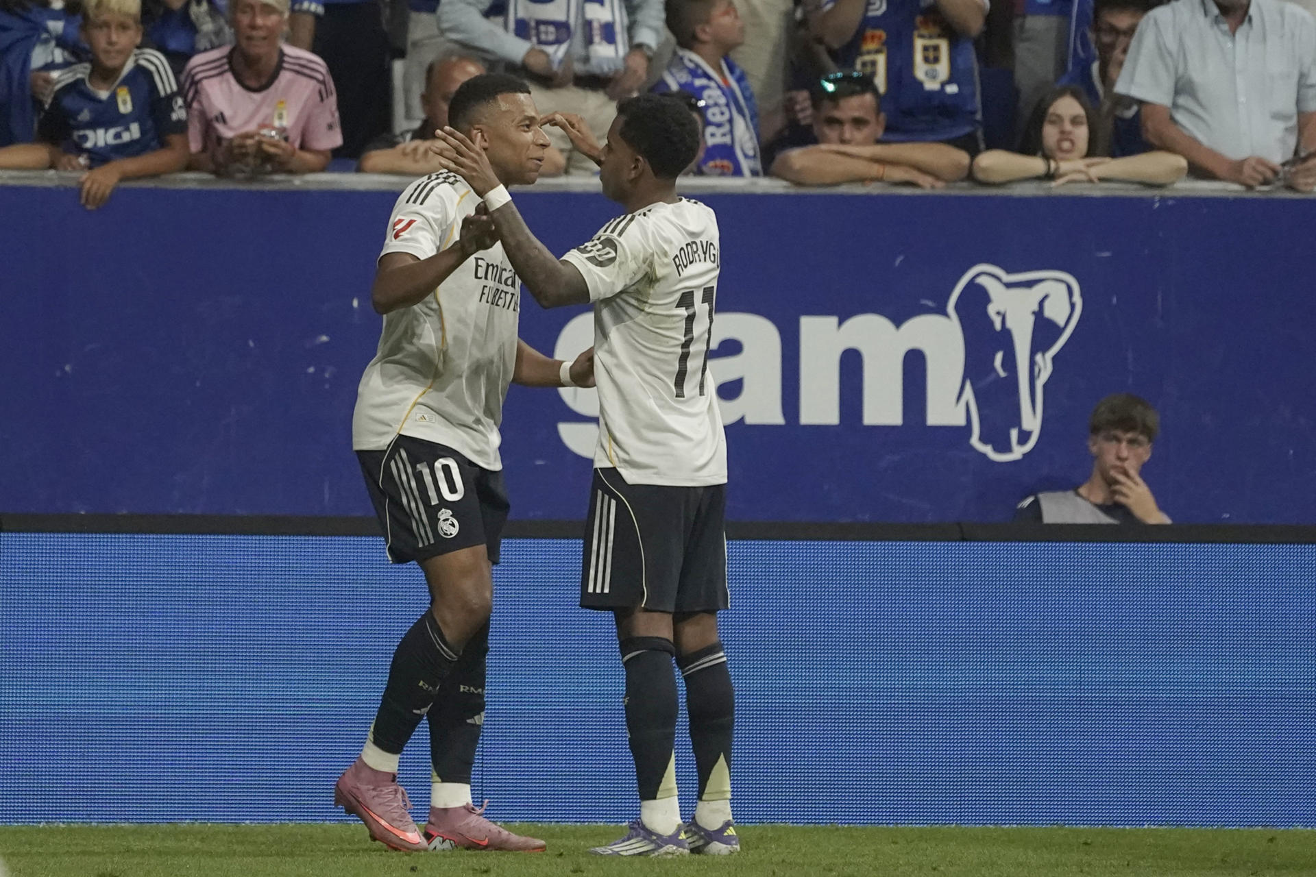 El delantero francés del Real Madrid Kylian Mbappé celebra con Rodrygo (d), tras marcar ante el Oviedo. EFE/Paco Paredes