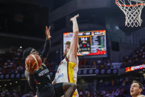 El base de la selección alemana de baloncesto Dennis Schroeder (i) entra a canasta ante Juancho Hernangómez, durante el partido amistoso que España y Alemania han disputado este jueves en el Madrid Arena. EFE/Mariscal
