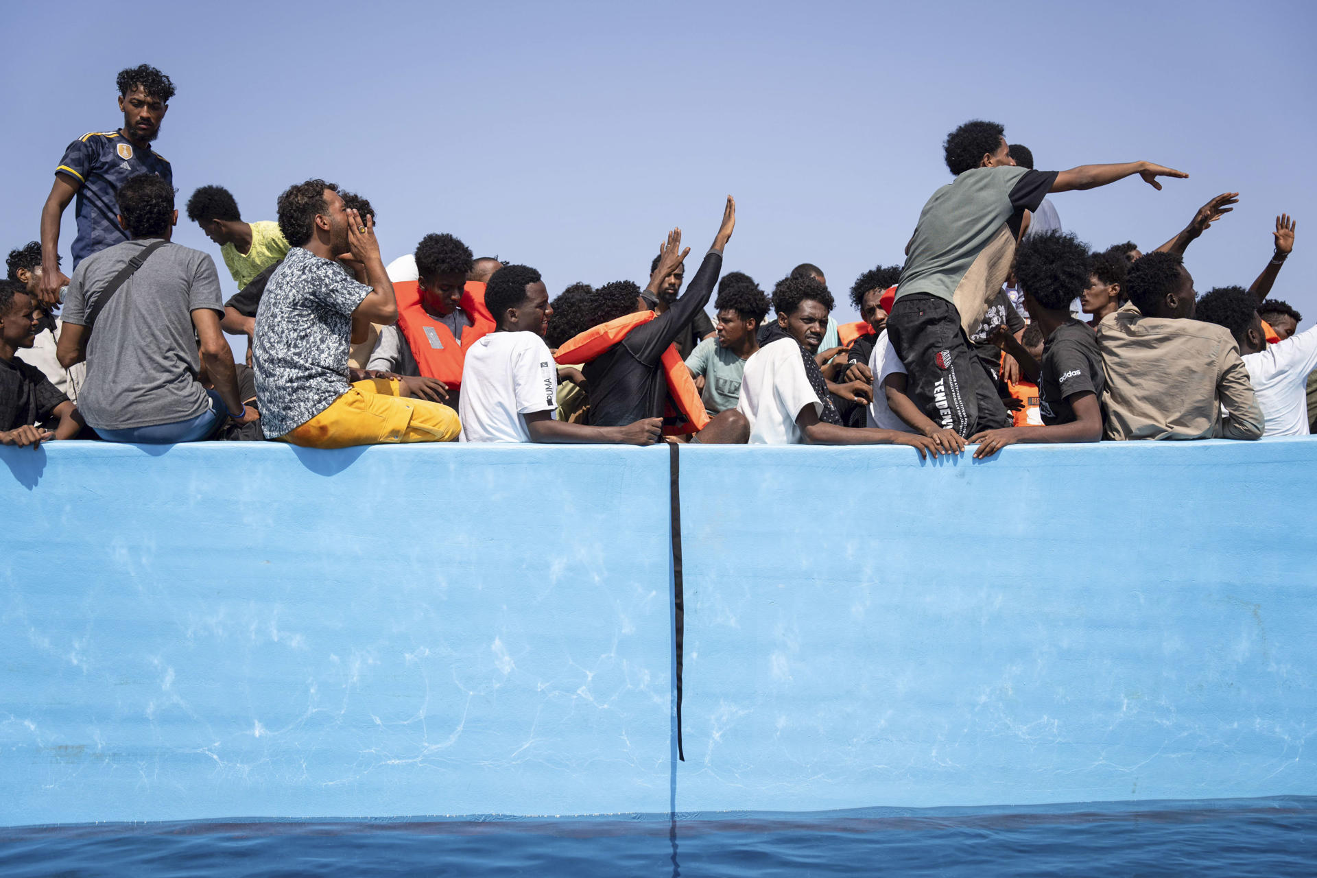 El velero 'Astral' de la ONG española Open Arms socorrió este martes a 130 migrantes que viajaban a bordo de una embarcación de madera averiada en el Mediterráneo central, entre ellos seis menores, incluidos dos bebés y dos niños de un año. EFE/ Open Arms /Joan Gálvez SOLO USO EDITORIAL/SOLO DISPONIBLE PARA ILUSTRAR LA NOTICIA QUE ACOMPAÑA (CRÉDITO OBLIGATORIO)
