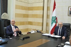 El primer ministro libanés, Nawaf Salam (derecha), se reúne con el embajador de Estados Unidos en Turquía y enviado especial a Siria, Tom Barrack (izquierda), en el palacio de gobierno en Beirut, Líbano, el 18 de agosto de 2025. Barrack se encuentra en una visita oficial a Beirut para reunirse con los líderes del Líbano. (Líbano, Siria, Turquía) EFE/EPA/WAEL HAMZEH