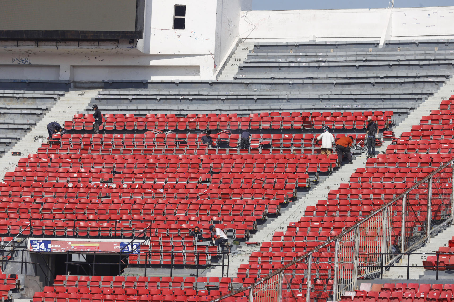 Aspectos de los trabajos en las graderías del Estadio Nacional de Santiago, una de las sedes del Mundial Sub-20 de Chile. EFE/Elvis González
