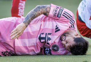 El argentino Lionel Messi se queja tras sufrir una aparatosa caída en el comienzo del partido de la Leagues Cup de Inter Miami contra Necaxa que le obligó a abandonar la cancha del estadio en Fort Lauderdale (Florida) EFE/EPA/CRISTOBAL HERRERA-ULASHKEVICH