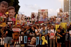 Manifestantes que apoyan a las familias de los rehenes israelíes retenidos por Hamás en la Franja de Gaza protestan en la Plaza de los Rehenes en Tel Aviv, Israel, el 26 de agosto de 2025. La protesta forma parte de las actividades del día nacional de lucha – ‘Israel se mantiene unido’. (Protestas) EFE/EPA/ATEF SAFADI