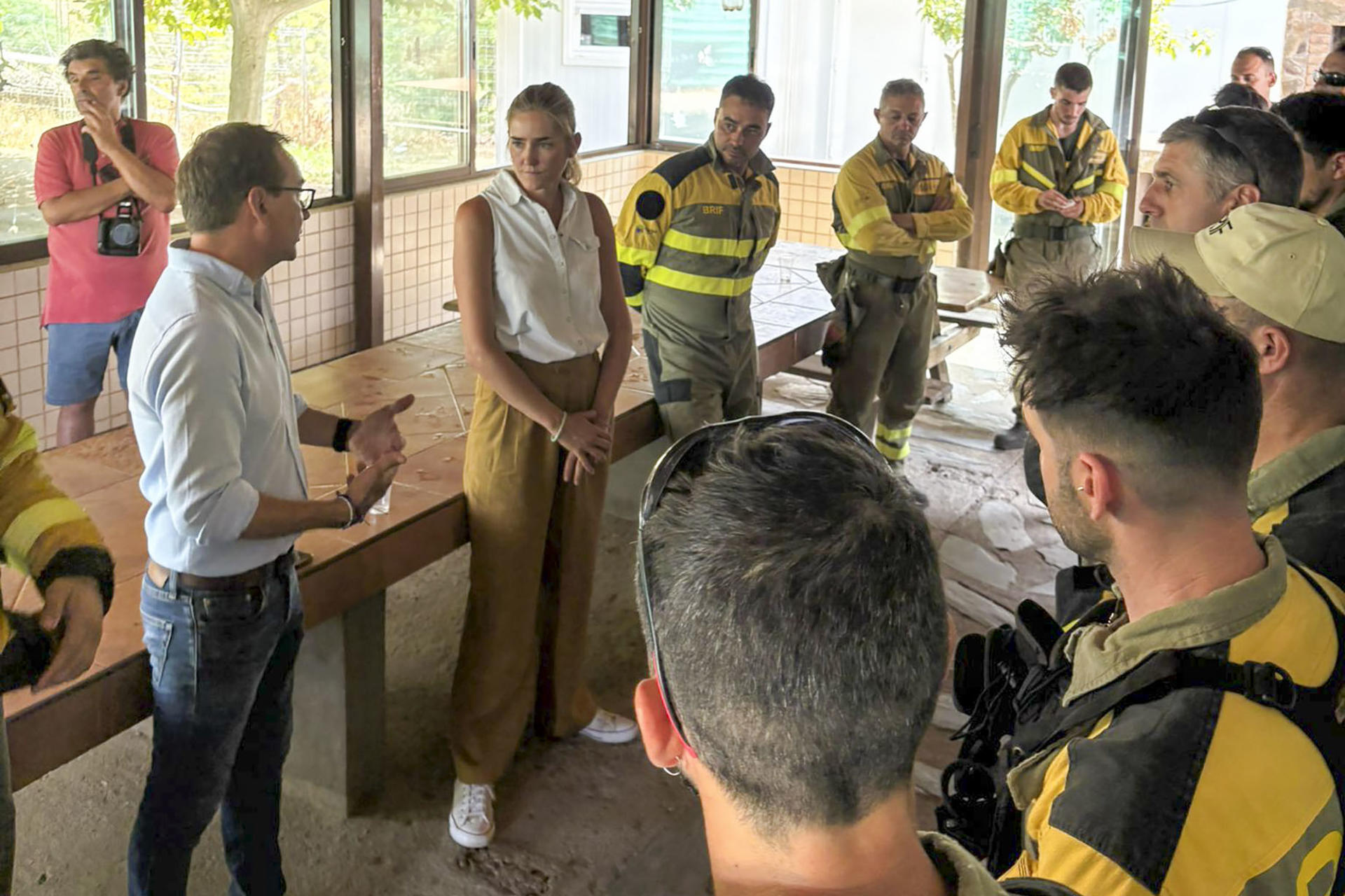 La vicepresidenta y ministra para la Transición Ecológica y el Reto Demográfico, Sara Aagesen, visita este sábado a la Brigada de Refuerzo en Incendios Forestales (BRIF) de Pinofranqueado y conversa con los trabajadores antes de que continúen con las labores de extinción de los incendios. EFE/Mº Transición Ecológica
