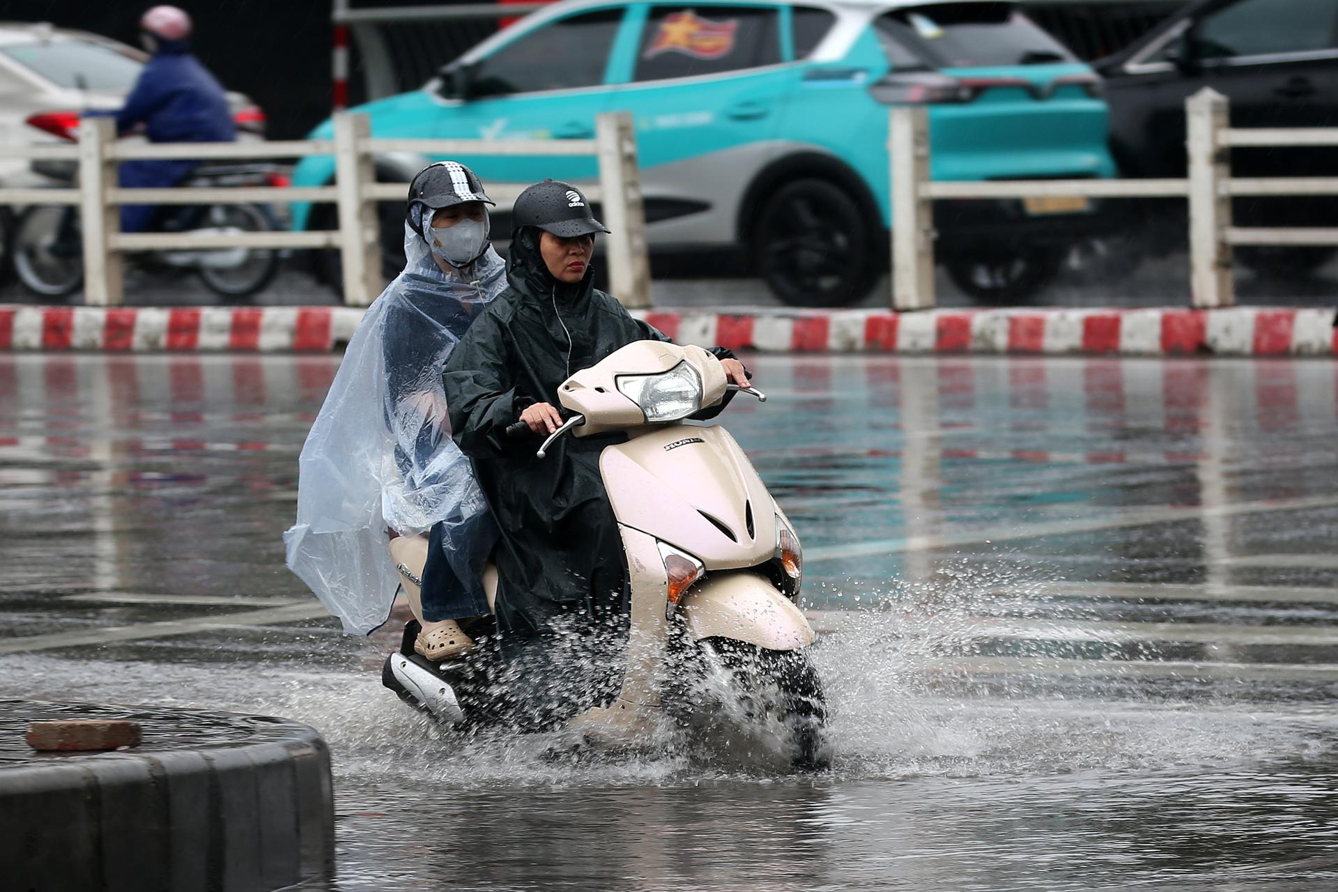 Una motocicleta pasa por una zona inundada de Hanói por las lluvias del tifón Kajiki.
EFE/EPA/LUONG THAI LINH
