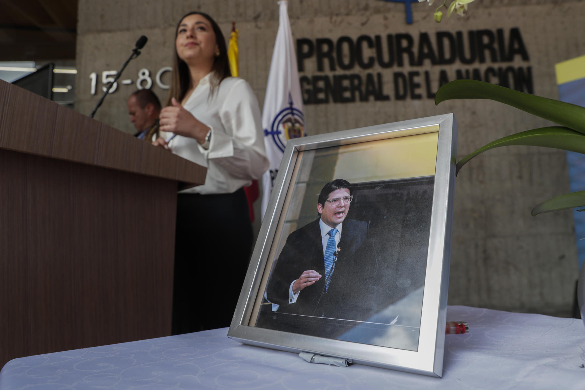 Fotografía de una imagen del fallecido precandidato presidencial de Colombia, Miguel Uribe, este lunes en la Procuraduría General de la Nación, en Bogotá (Colombia). EFE/ Carlos Ortega
