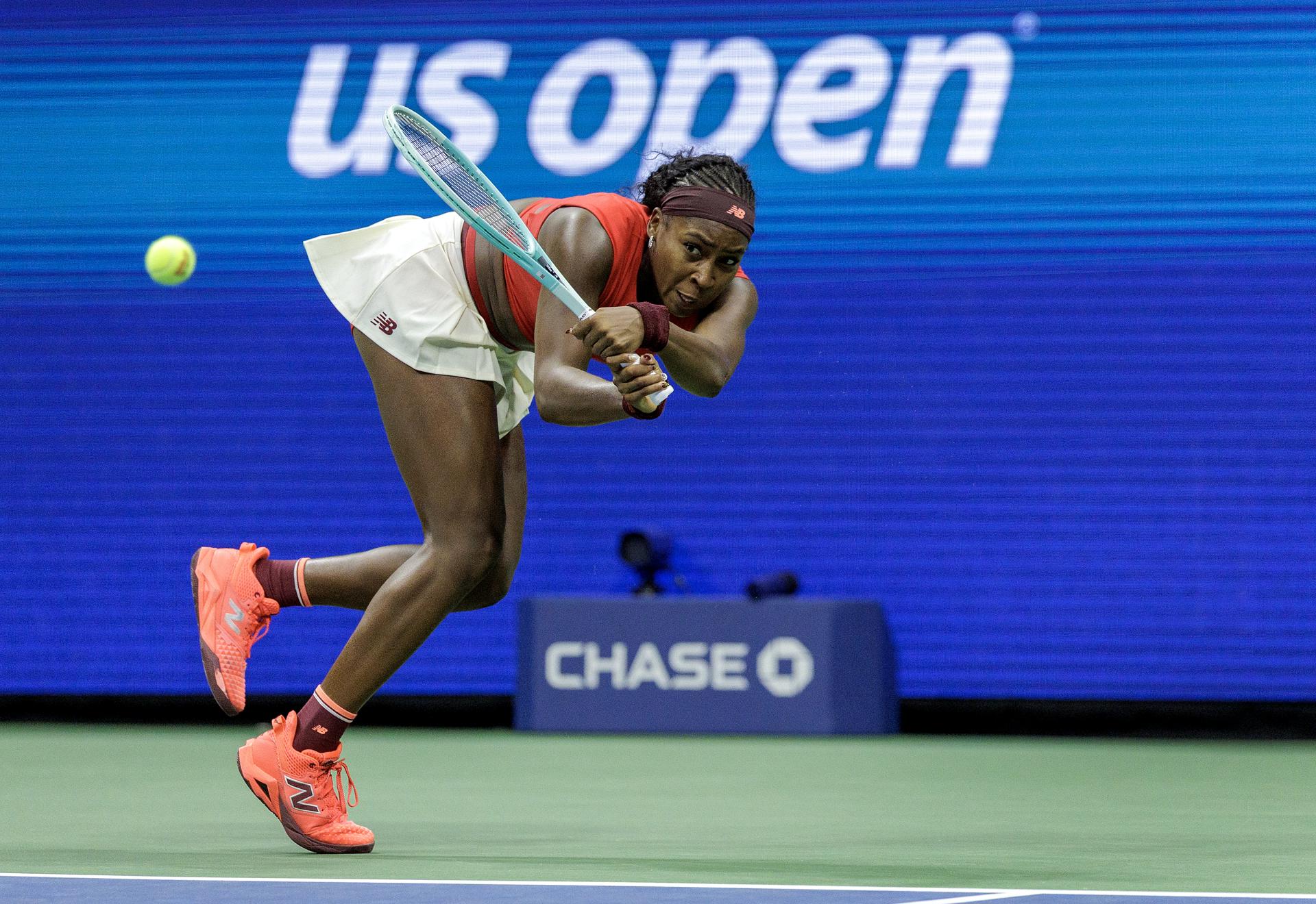 Coco Gauff, de EE.UU., en acción contra Ajila Tomljanovic, de Australia, durante la primera ronda del Abierto de Tenis de EE.UU. en el Centro Nacional de Tenis USTA Billie Jean King en Flushing Meadows, Nueva York. EFE/EPA/CRISTOBAL HERRERA ULASHKEVICH