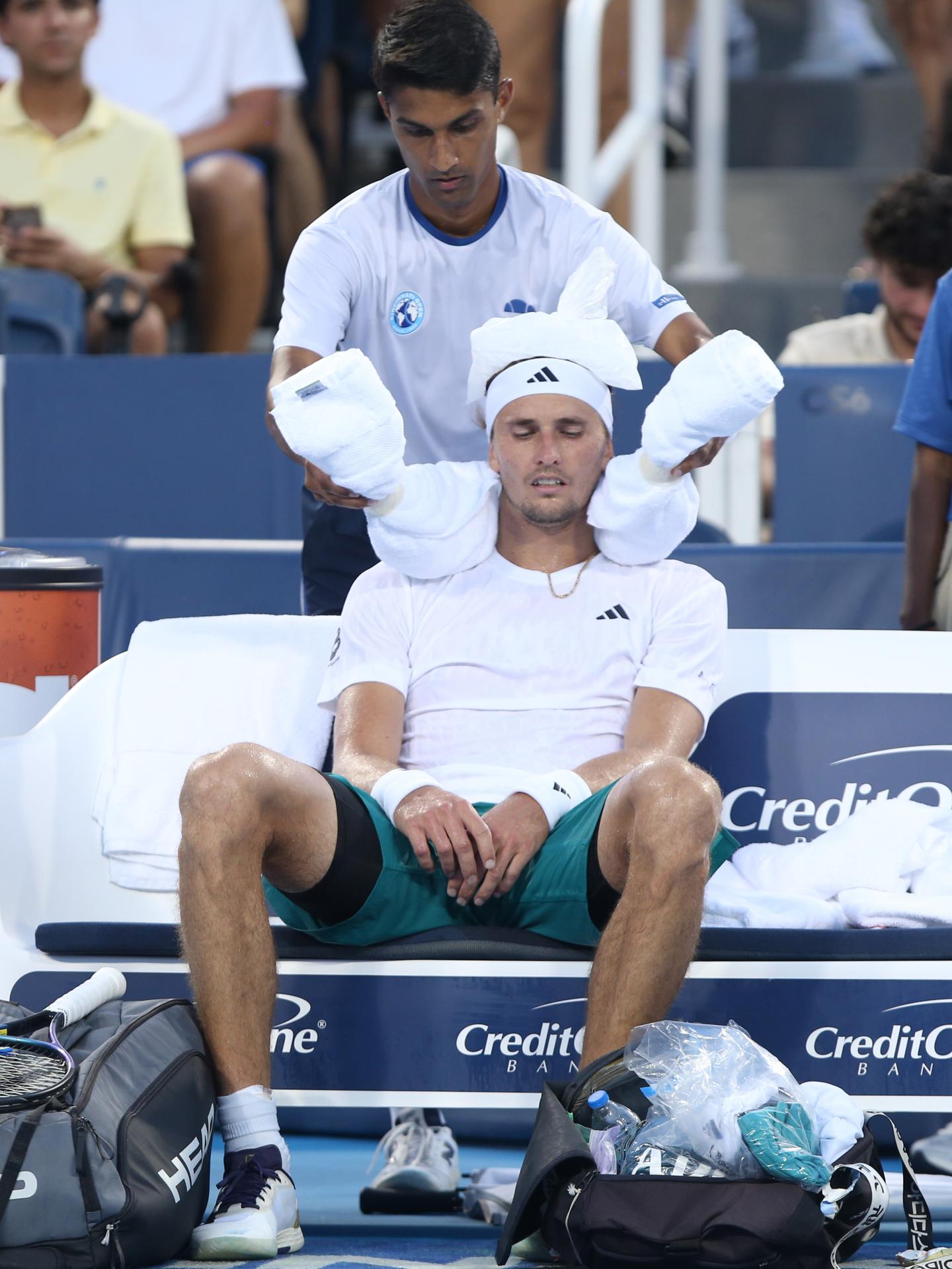 El alemán Alexander Zverev recibe atención médica durante una pausa del partido de semifinales del Abierto de Cincinnati (EE.UU.) que perdió con el español Carlos Alcaraz. EFE/EPA/MARK LYONS
