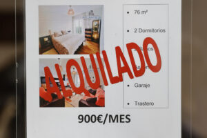Anuncios de viviendas en venta y alquiler en una inmobiliaria de A Coruña. EFE/Cabalar