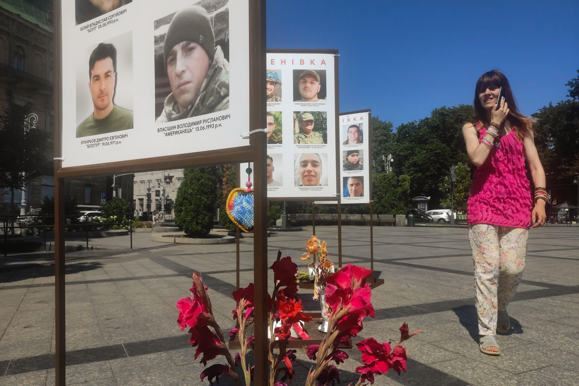 Vista de pancartas con fotos de soldados ucranianos asesinados durante su cautiverio ruso este jueves, en la céntrica Plaza de la Libertad de Leópolis (Ucrania). Los ucranianos se muestran escépticos ante la próxima reunión entre el presidente estadounidense, Donald Trump, y el líder ruso Vladímir Putin, que tendrá lugar el viernes en Alaska (EE.UU), y expresan pocas esperanzas de que la cita dé lugar a una postura más firme de Estados Unidos frente a Rudia o de que contribuya a poner fin a la guerra. "Me gustaría ver por fin a Trump actuar con dureza hacia Putin y mostrar claramente que está del lado de Ucrania, proporcionando fuertes garantías de seguridad", dijo Olia Krivitska, una traductora de 36 años que recientemente regresó a la ciudad occidental de Leópolis desde Mykolaiv, donde ayudó a reconstruir casas destruidas y fue testigo de la devastación causada por los bombardeos rusos. EFE/ Rostyslav Averchuk
