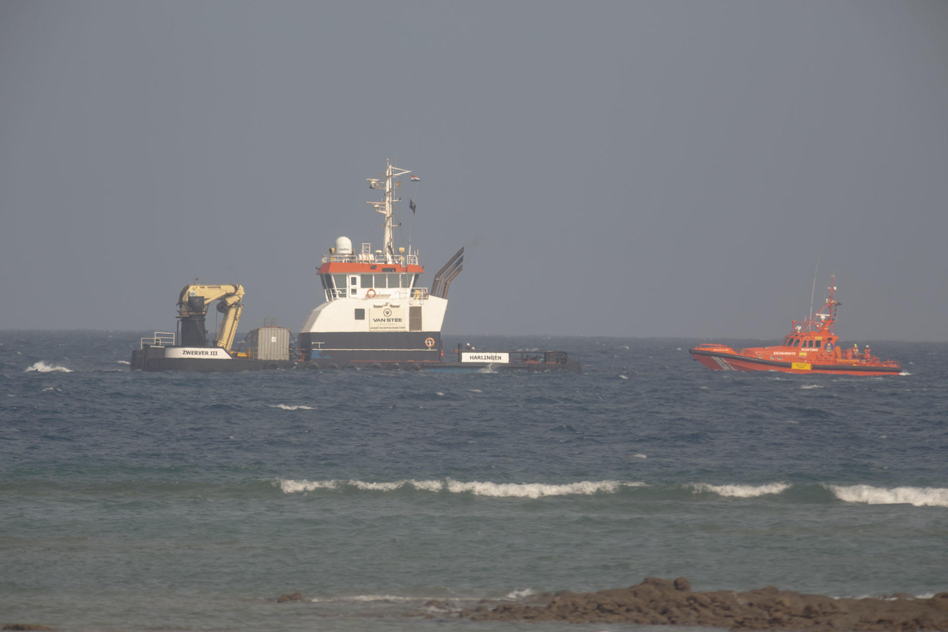 El buque remolcador Zwerver 3, que viaja con 49 polizones a bordo procedente de Senegal, ha atracado en el puerto de Los Mármoles (Arrecife) hacia las 18:00 hora insular. El buque, con bandera neerlandesa y destino al puerto de Amberes (Bélgica), partió desde Dakar (Senegal) hace diez días. EFE/ Adriel Perdomo

