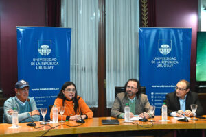 De izquierda a derecha el doctor en Biodiversidad y conservación, Alvar Carranza; la doctora en Geología Marina, Leticia Burone; el rector de la Universidad de la República (Udelar), Héctor Cancela, y el director general del Ministerio de Educación y Cultura, Carlos Varela, participan en una conferencia de prensa este martes, en el Edificio Central de Udelar, en Montevideo (Uruguay). EFE/ Federico Gutierrez