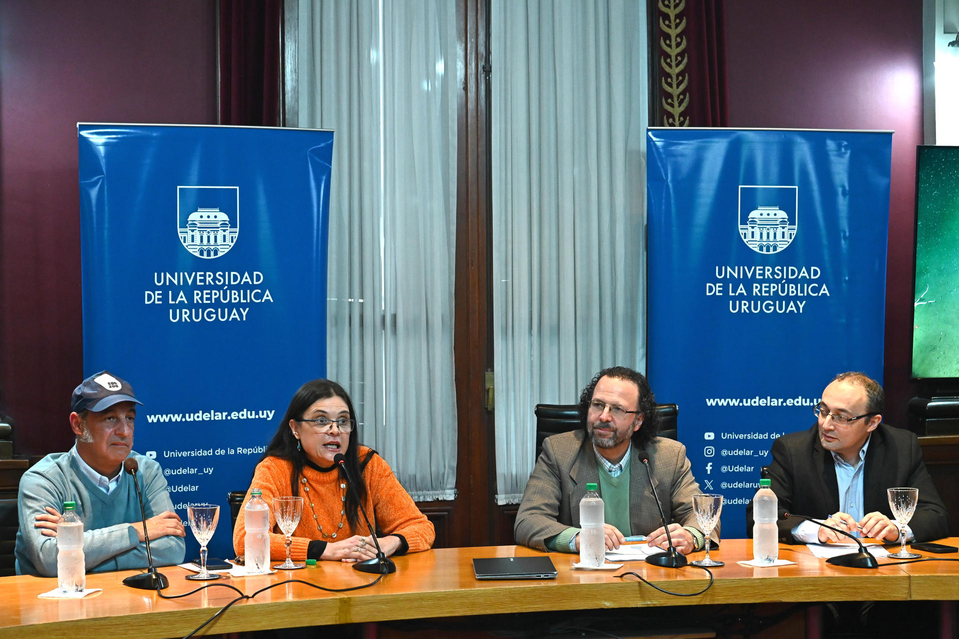 De izquierda a derecha el doctor en Biodiversidad y conservación, Alvar Carranza; la doctora en Geología Marina, Leticia Burone; el rector de la Universidad de la República (Udelar), Héctor Cancela, y el director general del Ministerio de Educación y Cultura, Carlos Varela, participan en una conferencia de prensa este martes, en el Edificio Central de Udelar, en Montevideo (Uruguay). EFE/ Federico Gutierrez