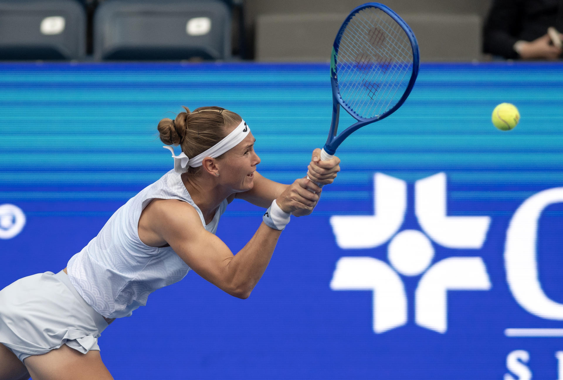 La checa Marie Bouzkova devuelve la pelota ante la brasileña Haddad Maya este miércoles, durante un partido de octavos de final del Abierto de Tenis de Monterrey (México). EFE/ Miguel Sierra
