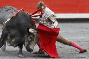 El diestro Borja Jiménez durante la lidia al último toro de la tarde en la tercera de abono de las Corridas Generales de la Aste Nagusia 2025 de Bilbao, en la que comparte cartel con el rejoneador Guillermo Hermoso de Mendoza y el torero Emilio de Justo. EFE/ Miguel Toña