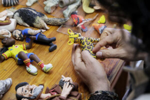 Fotografía del 5 de agosto de 2025 del artista plástico colombiano Edgar Álvarez realizando una figura en plastilina en Bogotá (Colombia). EFE/ Carlos Ortega