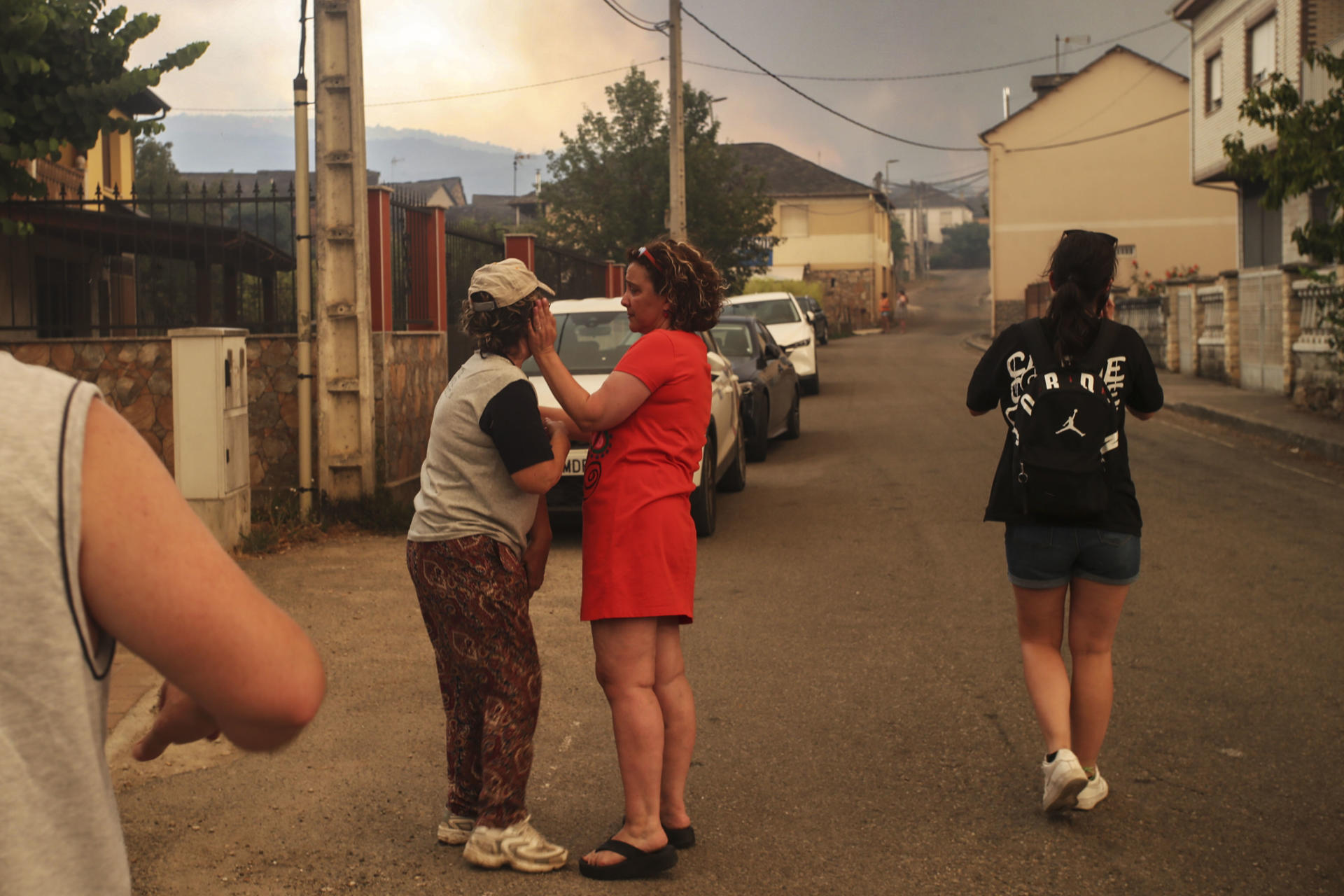 Varias personas conversan en las inmediaciones del incendio forestal que afecta al Parque de Las Médulas y que provocó desalojos en los municipios de Médulas y Orellán. El incendio declarado en la localidad leonesa de Yeres se ha complicado esta tarde y ha obligado a desalojar a unos 700 vecinos de varios municipios del entorno del paraje natural de Las Médulas, Patrimonio de la Humanidad, que de momento no se ha visto afectado por las llamas.En concreto, según ha explicado la Subdelegación del Gobierno en León, han sido evacuadas por la Guardia Civil 400 vecinos de Carucedo, otros 165 de Orellán, 100 de Las Médulas y 15 de Voces, mientras que la Policía Nacional ha hecho lo mismo con una veintena de personas de Montes de Valdueza, localidad que pertenece al término municipal de Ponferrada. EFE/ Ana F Barredo