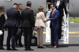 Fotografía de archivo de la llegada del presidente de Ecuador, Daniel Noboa (i), a su llegada al aeropuerto internacional san Óscar Arnulfo Romero, en San Salvador (El Salvador). EFE/Bienvenido Velasco