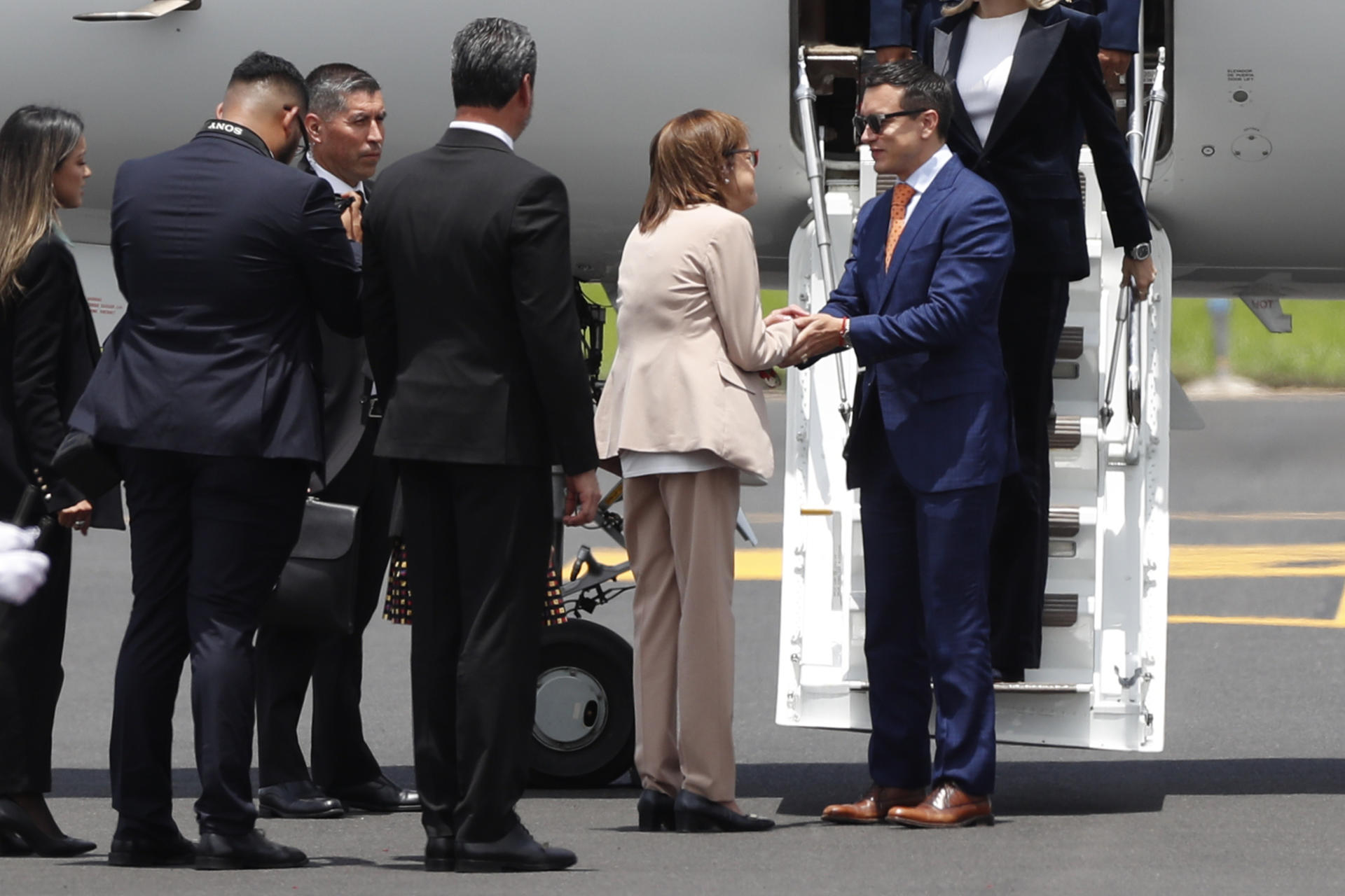 Fotografía de archivo de la llegada del presidente de Ecuador, Daniel Noboa (i), a su llegada al aeropuerto internacional san Óscar Arnulfo Romero, en San Salvador (El Salvador). EFE/Bienvenido Velasco