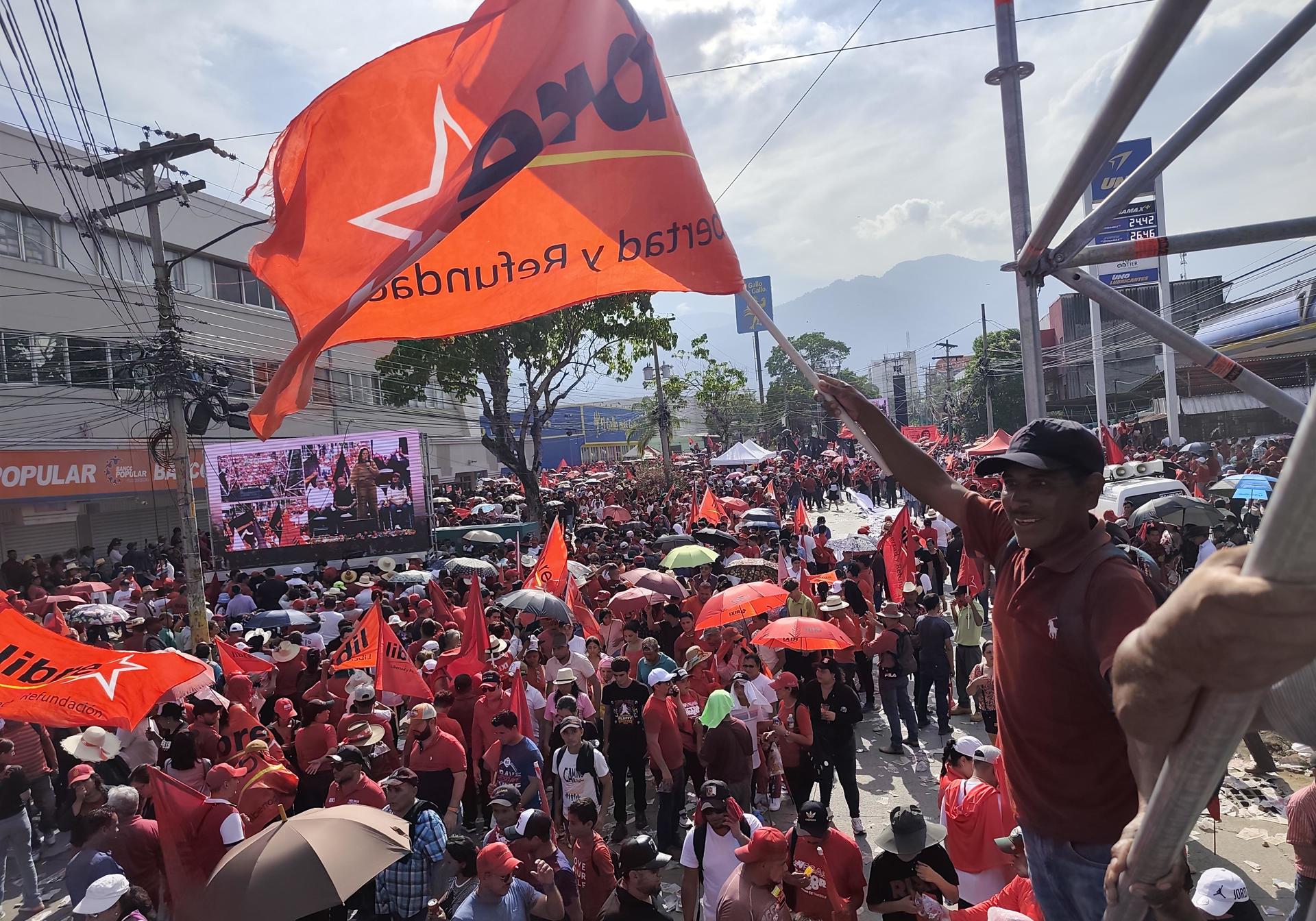 Un simpatizante del Partido Libertad y Refundación (Libre) sostiene una bandera durante una manifestación este 30 de agosto de 2025, en San Pedro Sula (Honduras). EFE/ José Valle