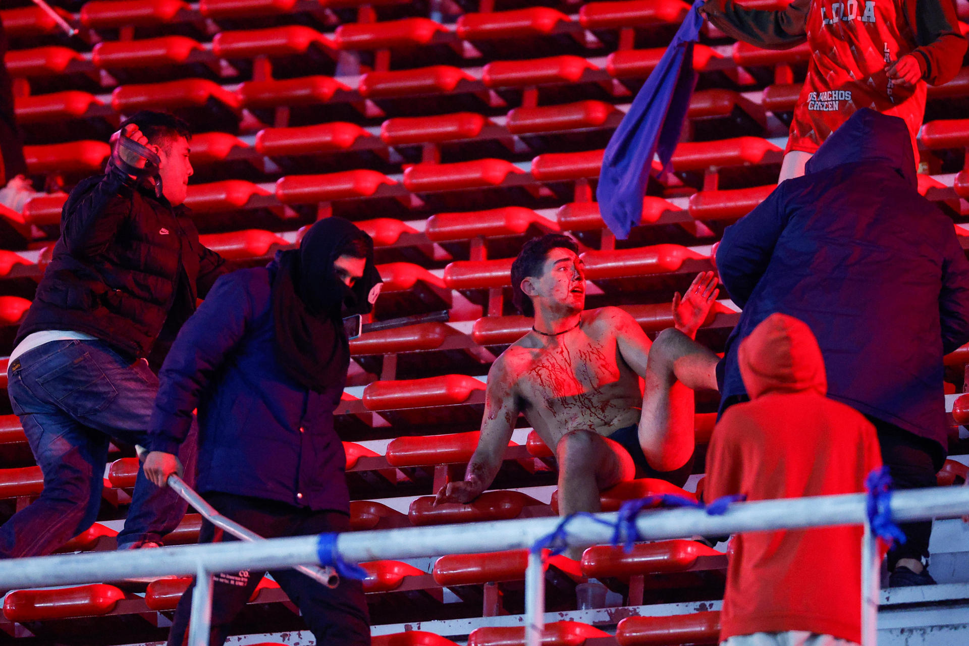 Hinchas se enfrentan este miércoles en partido de los octavos de final de la Copa Sudamericana entre Independiente y Universidad de Chile en el estadio Libertadores de América en Avellaneda (Argentina). EFE/Juan Ignacio Roncoroni
