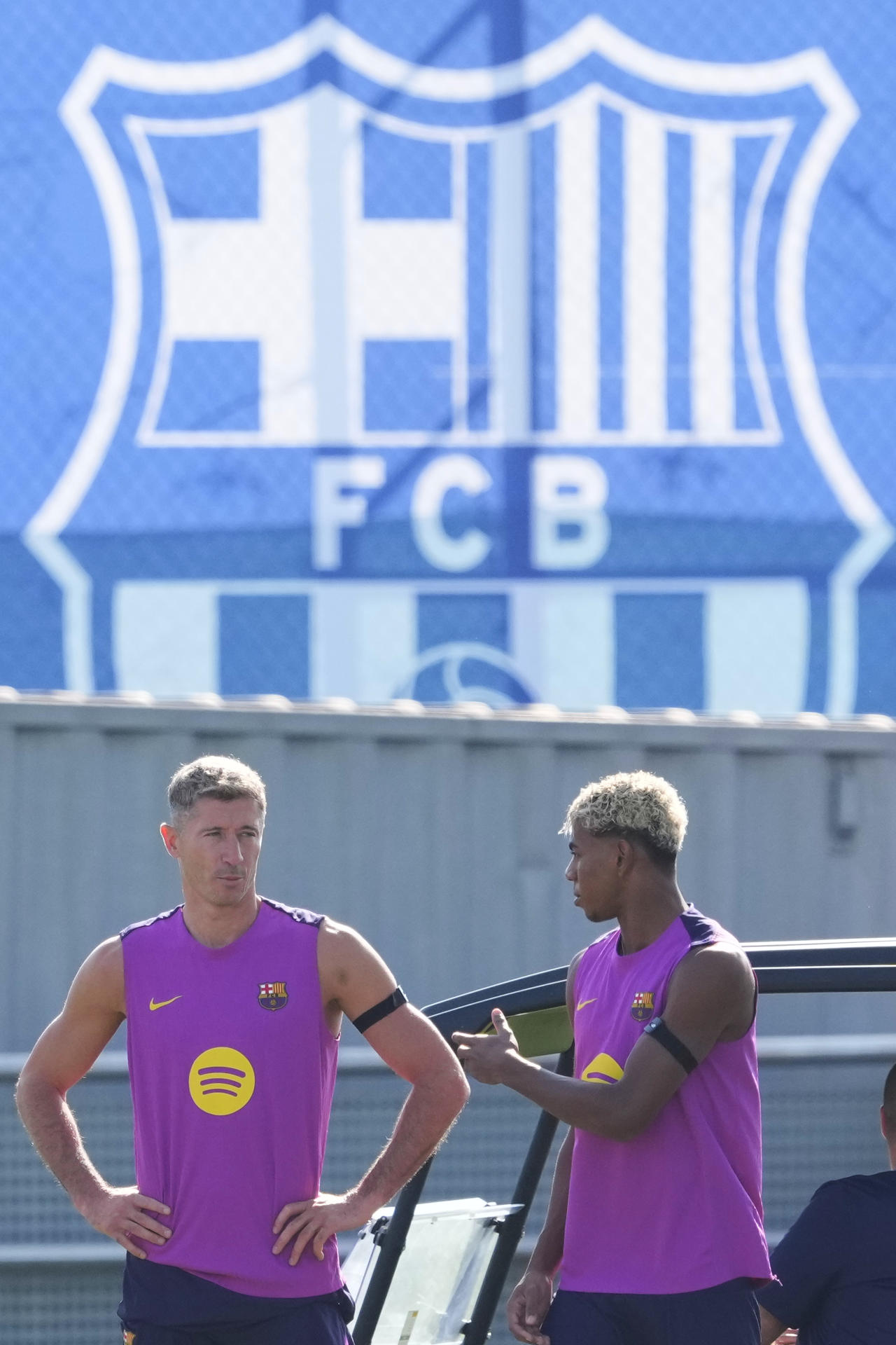 Los delanteros del FC Barcelona, Robert Lewandoski (i) y Lamine Yamal (d), durante el entrenamiento que realiza la plantilla barcelonista para preparar el partido de liga que disputarán mañana ante el Levante UD en el Estadi Ciutat de Valencia. EFE/ Alejandro García
