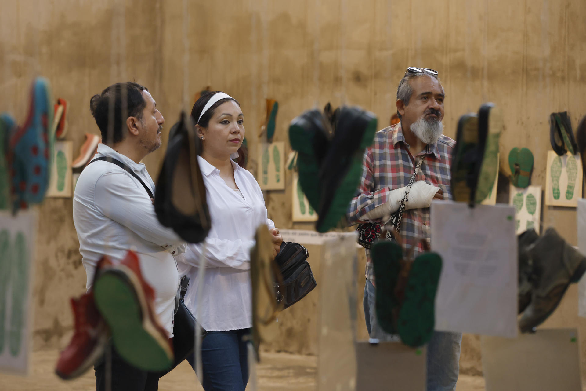 Personas visitan la muestra 'Huellas de la Memoria' este sábado, en Guadalajara (México). EFE/ Francisco Guasco
