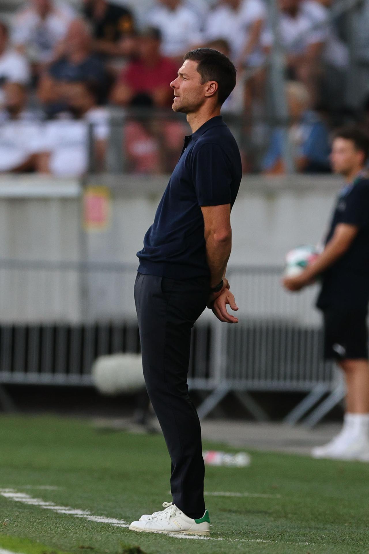 El entrenador del Real Madrid, Xabi Alonso, reacciona durante un partido amistoso entre el WSG Tirol y el Real Madrid, en Innsbruck, Austria, el 12 de agosto de 2025. (Fútbol, Amistoso) EFE/EPA/ANNA SZILAGYI
