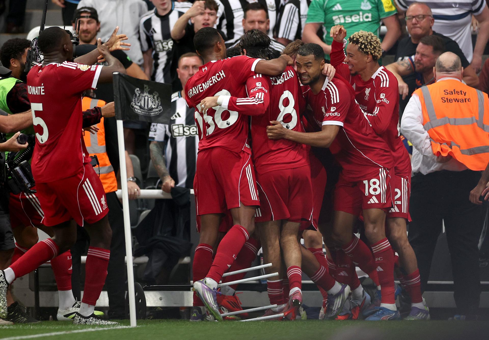 Los jugadores del Liverpool celebran el tercer gol durante el partido de la Premier League que han jugado Newcastle United y Liverpool FC, en Newcastle, Reino Unido. EFE/EPA/ADAM VAUGHAN